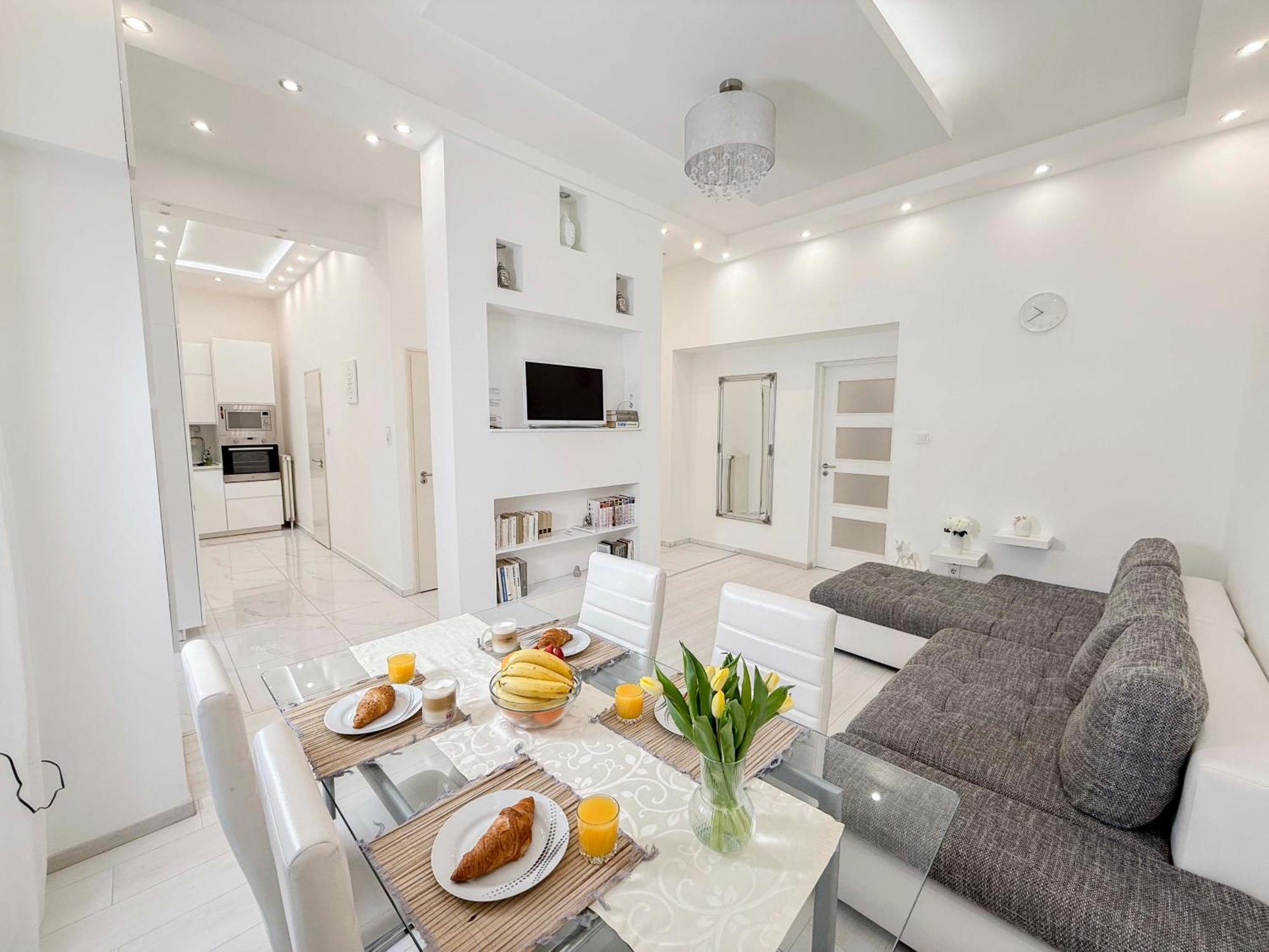 Izabellas Luxury Downtown Apartament *